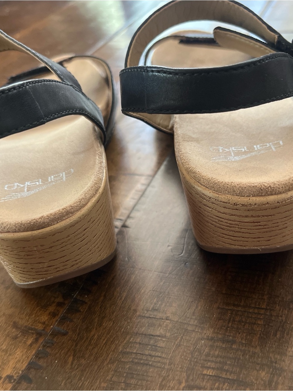 Dansko black leather wedge wood grain platform clog sandals with Velcro straps - Picture 5 of 7